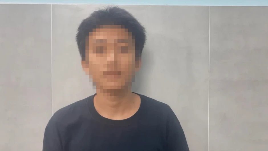 Lời khai của thanh niên vẽ bậy, rạch phá bảng thông tin ở rào chắn cầu đi bộ sông Sài Gòn Lời khai của thanh niên vẽ bậy, rạch phá bảng thông tin ở rào chắn cầu đi bộ sông Sài Gòn