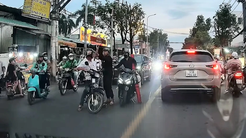 Lời khai vụ nam thanh niên đấm liên tiếp vào mặt người đàn ông chở bia Lời khai vụ nam thanh niên đấm liên tiếp vào mặt người đàn ông chở bia