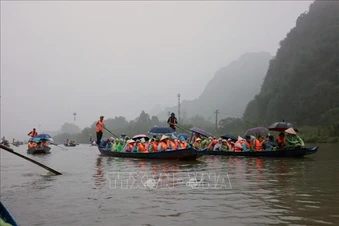 Lừa đảo cấp phép dịch vụ chở khách tại suối Yến - chùa Hương