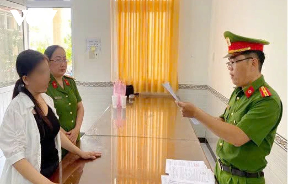 Lừa đảo hơn 2 tỷ đồng, người phụ nữ ở Cà Mau bị bắt tạm giam Lừa đảo hơn 2 tỷ đồng, người phụ nữ ở Cà Mau bị bắt tạm giam