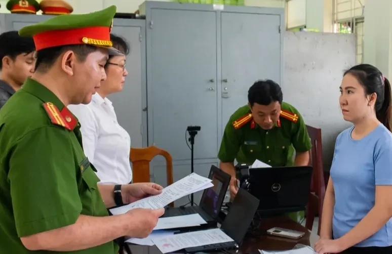 Lừa vay tiền để “đáo hạn ngân hàng”, người phụ nữ 32 tuổi chiếm đoạt gần 15 tỷ đồng Lừa vay tiền để “đáo hạn ngân hàng”, người phụ nữ 32 tuổi chiếm đoạt gần 15 tỷ đồng