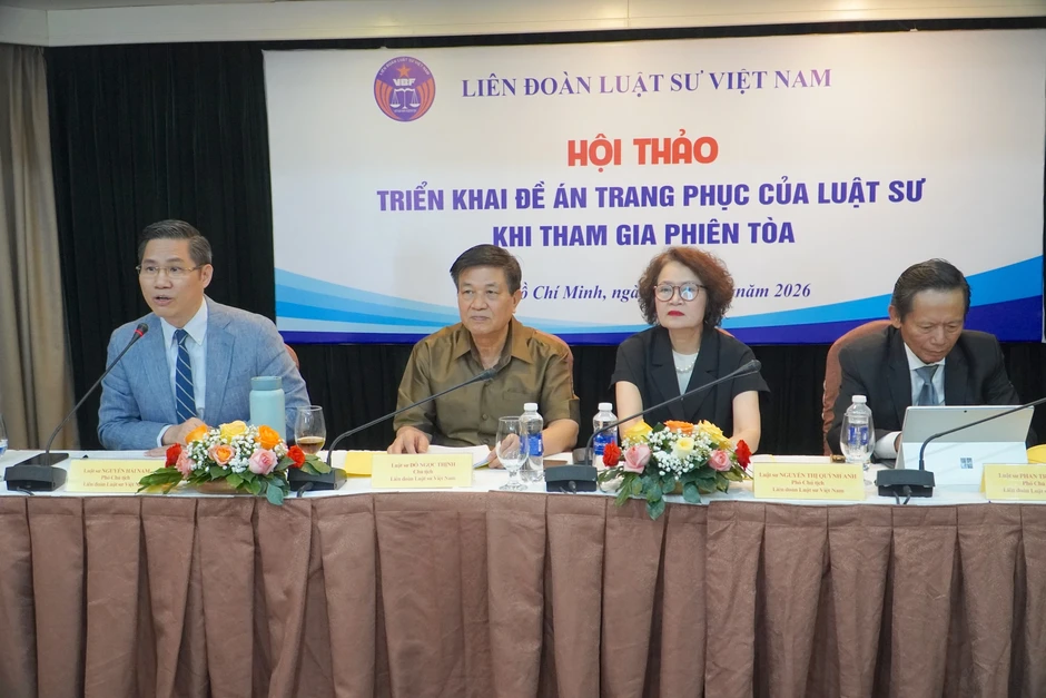 Luật sư hào hứng với cái ‘lưỡi thẳng’ của mình trên áo choàng mới Luật sư hào hứng với cái ‘lưỡi thẳng’ của mình trên áo choàng mới
