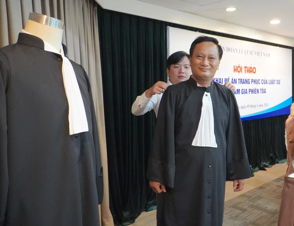 Luật sư hào hứng với cái ‘lưỡi thẳng’ của mình trên áo choàng mới Luật sư hào hứng với cái ‘lưỡi thẳng’ của mình trên áo choàng mới
