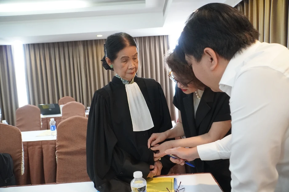 Luật sư hào hứng với cái ‘lưỡi thẳng’ của mình trên áo choàng mới Luật sư hào hứng với cái ‘lưỡi thẳng’ của mình trên áo choàng mới