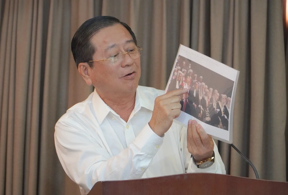 Luật sư hào hứng với cái ‘lưỡi thẳng’ của mình trên áo choàng mới Luật sư hào hứng với cái ‘lưỡi thẳng’ của mình trên áo choàng mới