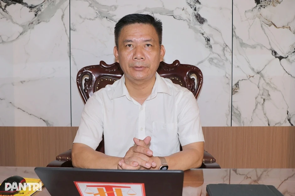 Luật sư nói gì về "chiếc lưỡi" trên áo choàng chuẩn bị thí điểm? Luật sư nói gì về "chiếc lưỡi" trên áo choàng chuẩn bị thí điểm?