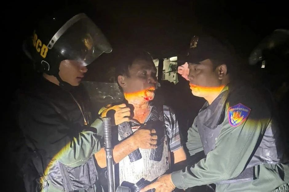 Mặc áo giáp tự chế, người đàn ông dùng dao cố thủ, tấn công cảnh sát Mặc áo giáp tự chế, người đàn ông dùng dao cố thủ, tấn công cảnh sát