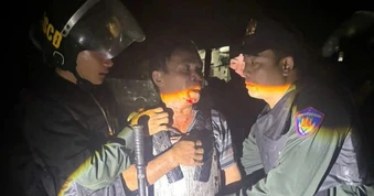 Mặc áo giáp tự chế, người đàn ông dùng dao cố thủ, tấn công cảnh sát