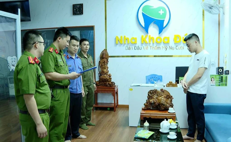 Mặc blouse, giả bác sĩ 'dẫn đầu về thẩm mỹ nụ cười' để lừa bệnh nhân