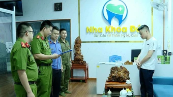 Mặc blouse, giả bác sĩ 'dẫn đầu về thẩm mỹ nụ cười' để lừa bệnh nhân
