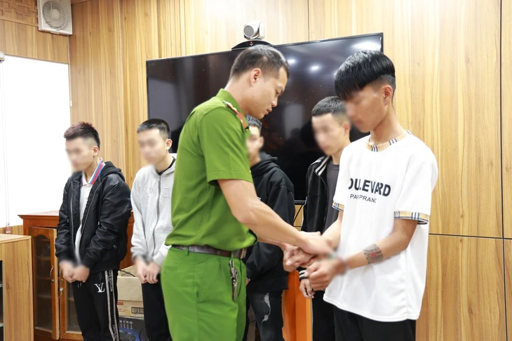 Mang dao bầu, kiếm Nhật gây rối trên phố, 11 thanh niên bị khởi tố Mang dao bầu, kiếm Nhật gây rối trên phố, 11 thanh niên bị khởi tố