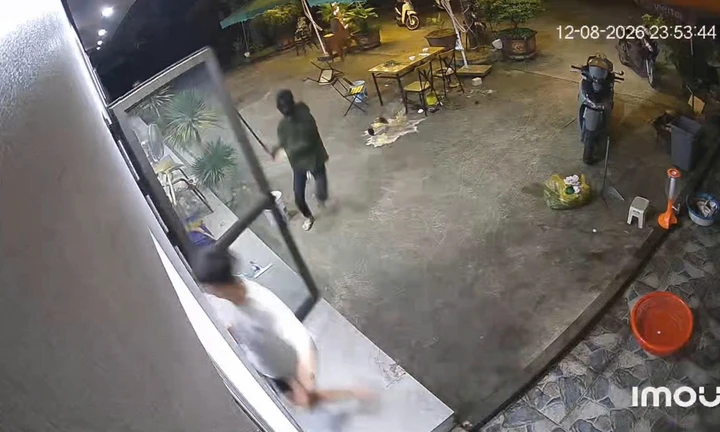 Mang dao kiếm đi tìm đối thủ trên TikTok, nhóm thanh niên chém nhầm người Mang dao kiếm đi tìm đối thủ trên TikTok, nhóm thanh niên chém nhầm người