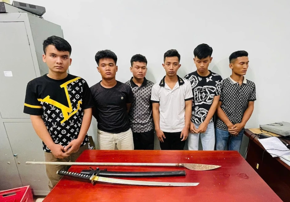 Mang hung khí chém người vì 'khó chịu tiếng nẹt pô' Mang hung khí chém người vì 'khó chịu tiếng nẹt pô'