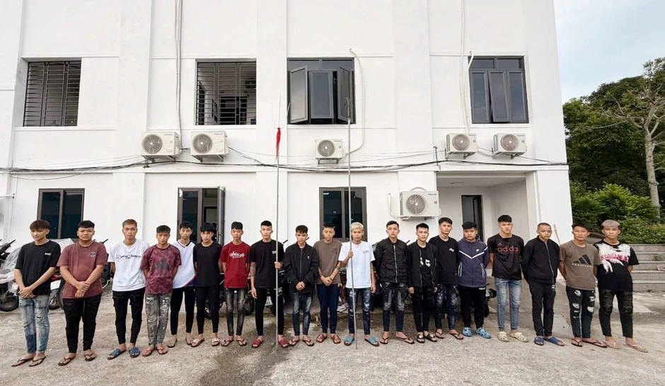 Mang hung khí 'đại náo' đường phố, 15 đối tượng bị khởi tố Mang hung khí 'đại náo' đường phố, 15 đối tượng bị khởi tố