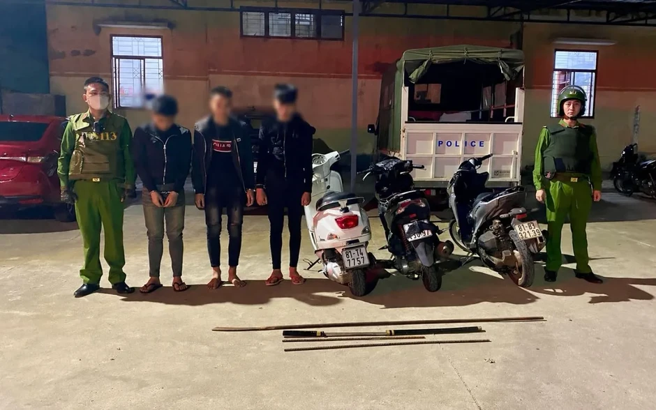 Mang hung khí đi giải quyết mâu thuẫn, 3 thiếu niên bị bắt giữ Mang hung khí đi giải quyết mâu thuẫn, 3 thiếu niên bị bắt giữ