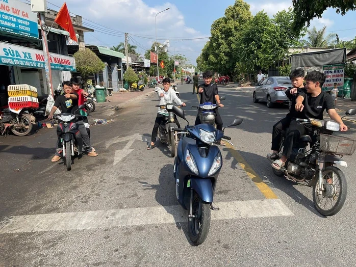 Mang hung khí “giải quyết” sau trận bóng, 9 người bị khởi tố