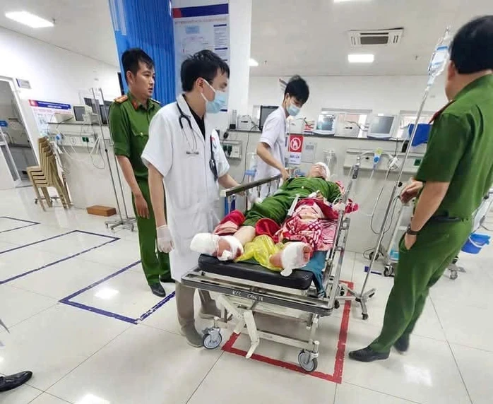 Mang rựa xông vào trụ sở, chém đại uý công an trọng thương Mang rựa xông vào trụ sở, chém đại uý công an trọng thương