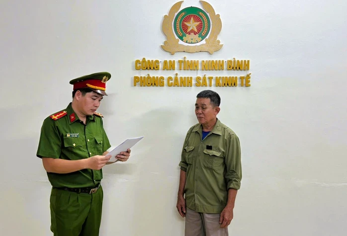 Mang thuyền ra sông hút cát về bán, 1 người đàn ông bị khởi tố