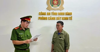 Mang thuyền ra sông hút cát về bán, 1 người đàn ông bị khởi tố