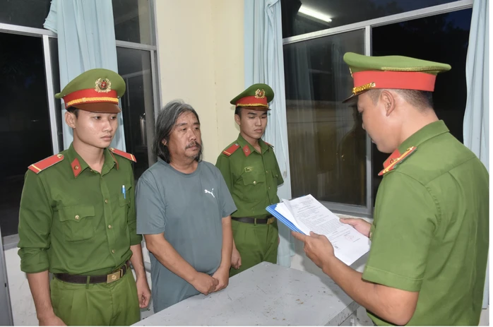 Mang xăng đến nơi em ruột làm giám đốc, người đàn ông gây án kinh hoàng Mang xăng đến nơi em ruột làm giám đốc, người đàn ông gây án kinh hoàng