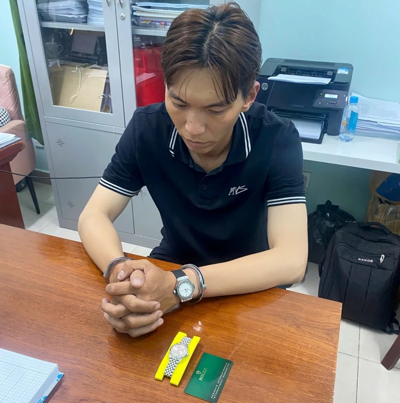 Mất đồng hồ Rolex sau khi đưa bạn trai về nhà ăn uống Mất đồng hồ Rolex sau khi đưa bạn trai về nhà ăn uống