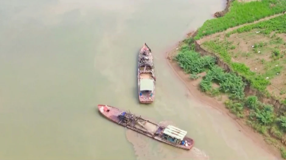 Mật phục, bắt quả tang 3 tàu sắt đang hút trộm cát trên sông Đồng Nai