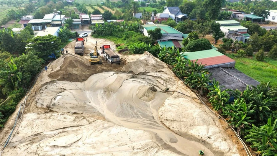 Mật phục, bắt quả tang 3 tàu sắt đang hút trộm cát trên sông Đồng Nai
