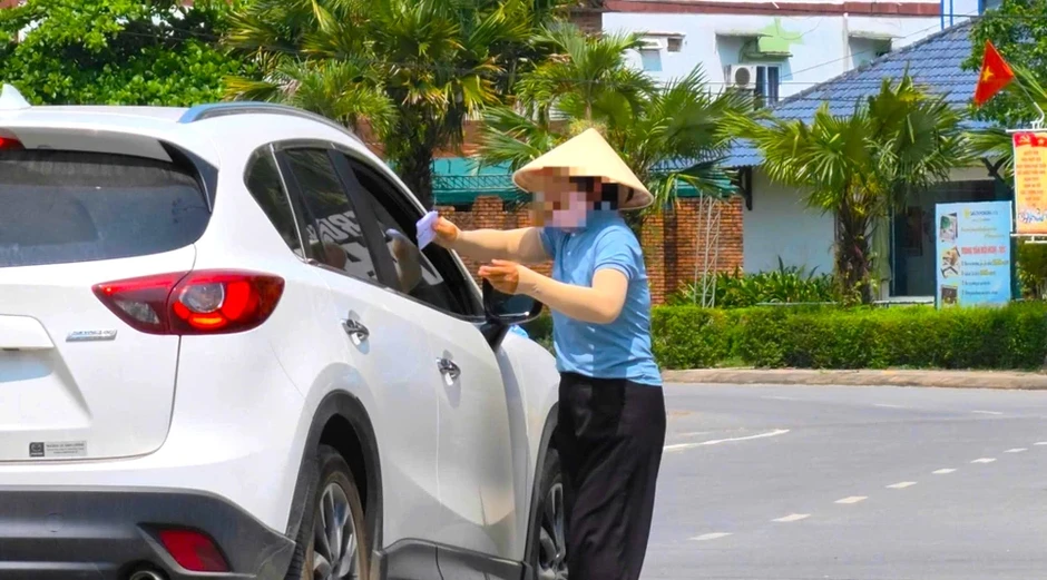 Mật phục ghi hình 'cò' chèo kéo khách ở Phong Nha – Kẻ Bàng Mật phục ghi hình 'cò' chèo kéo khách ở Phong Nha – Kẻ Bàng