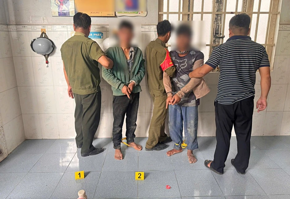 Mật phục xuyên đêm bắt 2 người nước ngoài chuyên vượt biên vào Việt Nam trộm xe máy Mật phục xuyên đêm bắt 2 người nước ngoài chuyên vượt biên vào Việt Nam trộm xe máy