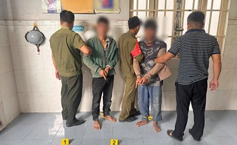 Mật phục xuyên đêm bắt 2 người nước ngoài chuyên vượt biên vào Việt Nam trộm xe máy