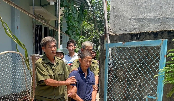 Mâu thuẫn, chồng dùng kéo đâm vợ gục tại chỗ Mâu thuẫn, chồng dùng kéo đâm vợ gục tại chỗ