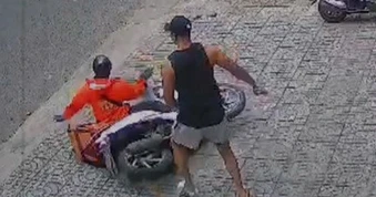 Mâu thuẫn khi giao đồ ăn, nữ shipper bị hành hung giữa ban ngày ở TPHCM