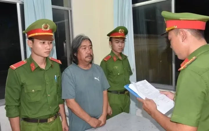 Mâu thuẫn tranh chấp tài sản, người đàn ông tạt xăng đốt công ty của em gái Mâu thuẫn tranh chấp tài sản, người đàn ông tạt xăng đốt công ty của em gái