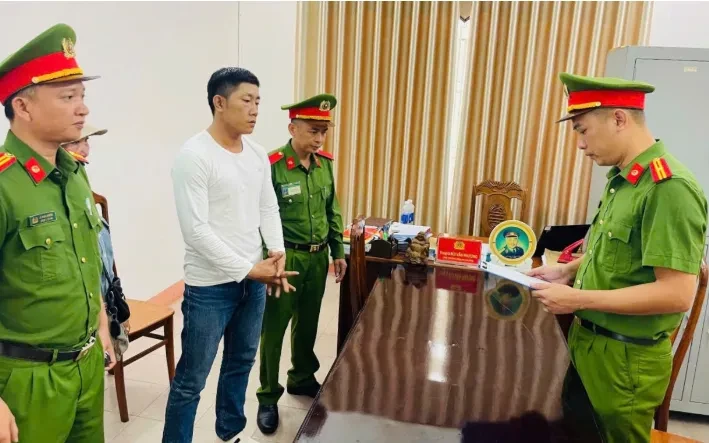 Mâu thuẫn tranh giành khách, tài xế xe 16 chỗ bị đánh nhập viện Mâu thuẫn tranh giành khách, tài xế xe 16 chỗ bị đánh nhập viện