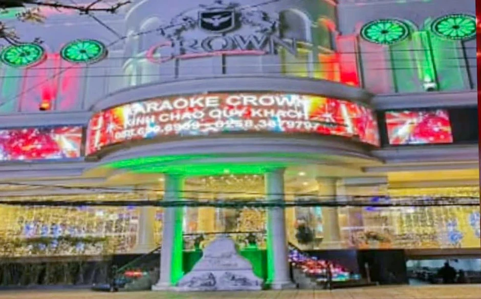 Mâu thuẫn trong lúc tính tiền, quản lý quán karaoke đánh khách sưng mặt Mâu thuẫn trong lúc tính tiền, quản lý quán karaoke đánh khách sưng mặt