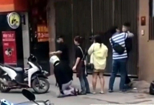 Mâu thuẫn trong quán ăn, nam thanh niên bị chặn xe hành hung ở Hà Nội Mâu thuẫn trong quán ăn, nam thanh niên bị chặn xe hành hung ở Hà Nội