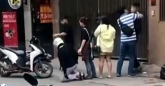 Mâu thuẫn trong quán ăn, nam thanh niên bị chặn xe hành hung ở Hà Nội