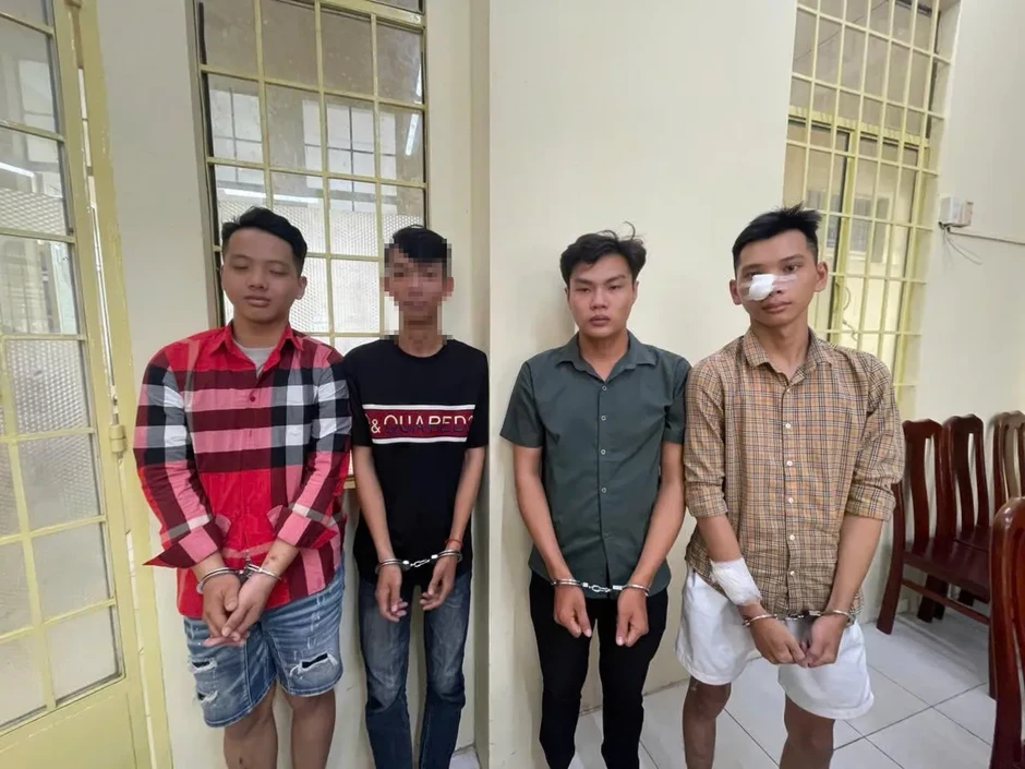 Mâu thuẫn từ chuyện nẹt pô, hai nhóm thanh thiếu niên đánh nhau, gây rối ở An Giang Mâu thuẫn từ chuyện nẹt pô, hai nhóm thanh thiếu niên đánh nhau, gây rối ở An Giang