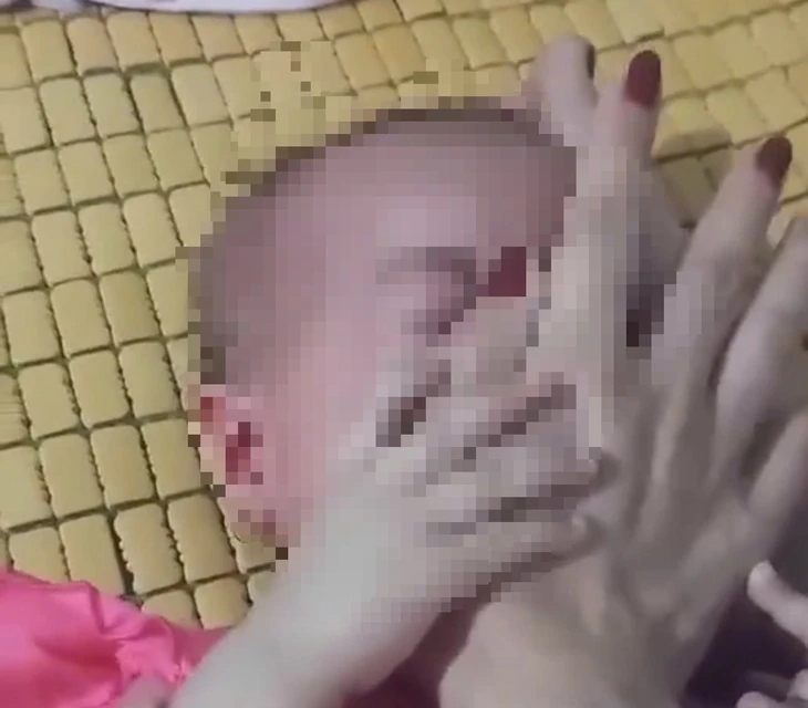 Mẹ bóp mũi, miệng con 8 tháng tuổi do mâu thuẫn gia đình Mẹ bóp mũi, miệng con 8 tháng tuổi do mâu thuẫn gia đình