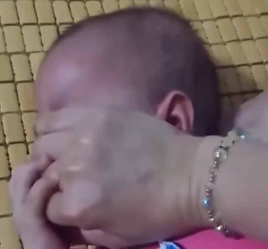Mẹ quay video hành hạ con, gửi cho cha để 'chọc tức' Mẹ quay video hành hạ con, gửi cho cha để 'chọc tức'