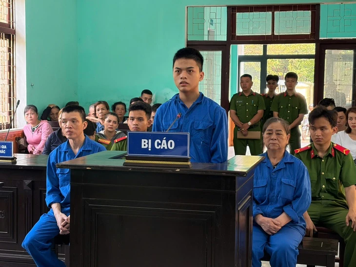 Một gia đình ba thế hệ hầu tòa vì ma túy Một gia đình ba thế hệ hầu tòa vì ma túy