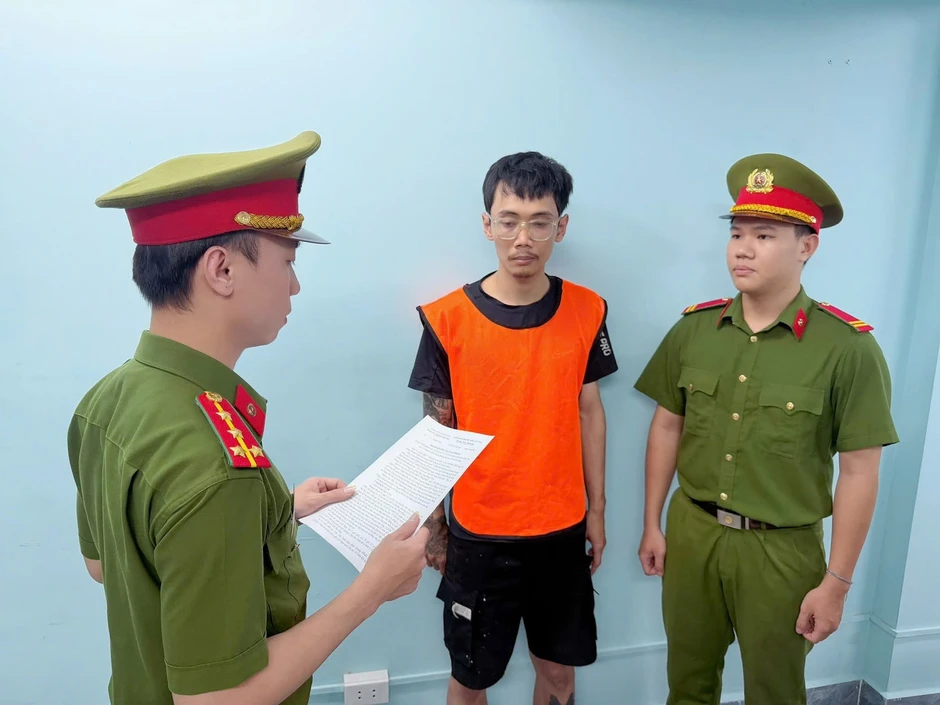 Một 'họa sĩ' bị khởi tố vì vẽ bậy lên hàng rào công trình nghìn tỷ ở TPHCM