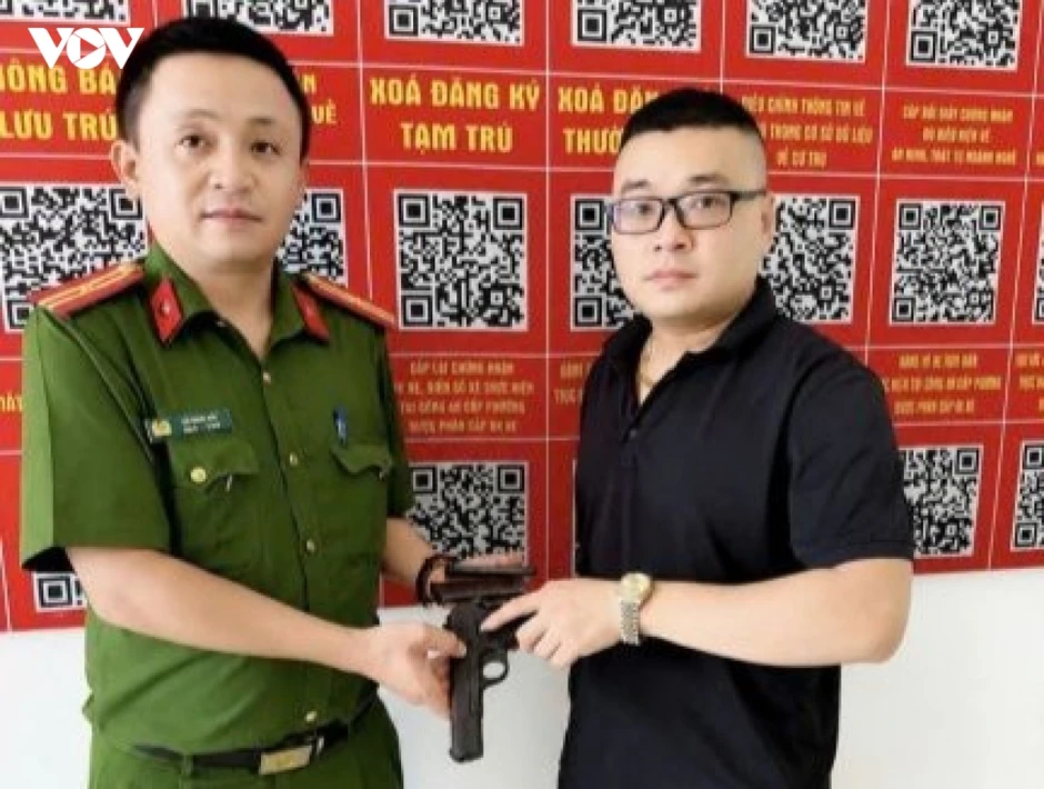 Một người ở Quảng Ngãi tự nguyện giao nộp súng K54 và 13 viên đạn
