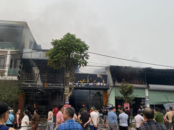 Mua dao chém chồng mới của vợ cũ rồi phóng hỏa đốt nhà hàng Mua dao chém chồng mới của vợ cũ rồi phóng hỏa đốt nhà hàng