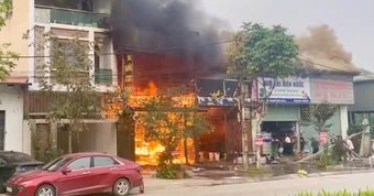 Mua dao chém chồng mới của vợ cũ rồi phóng hỏa đốt nhà hàng