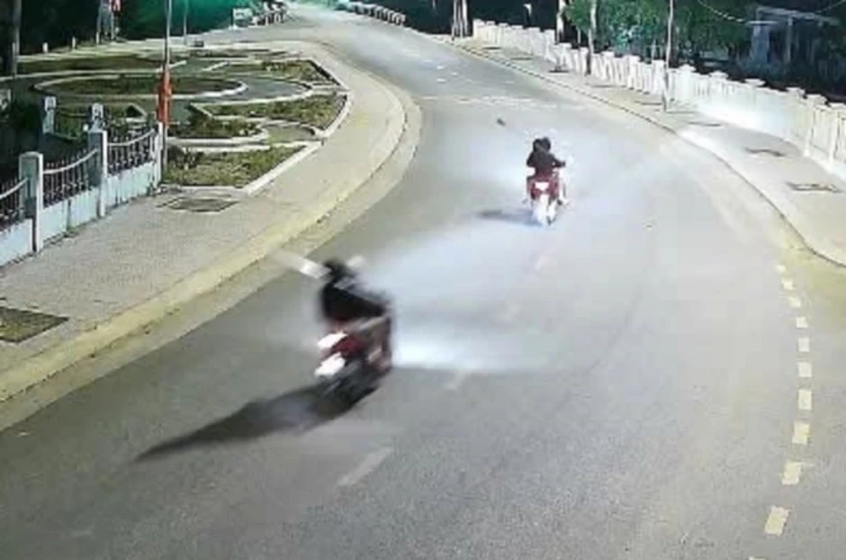 'Múa' dao phóng lợn trên xe máy, 3 thanh niên bị triệu tập 'Múa' dao phóng lợn trên xe máy, 3 thanh niên bị triệu tập