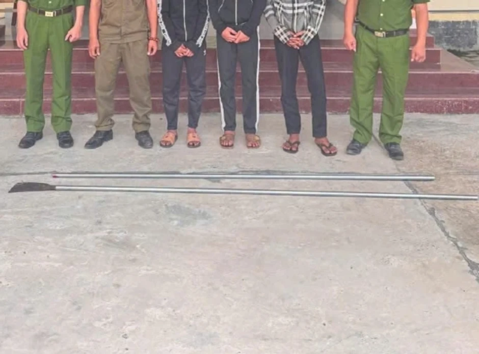 'Múa' dao phóng lợn trên xe máy, 3 thanh niên bị triệu tập 'Múa' dao phóng lợn trên xe máy, 3 thanh niên bị triệu tập