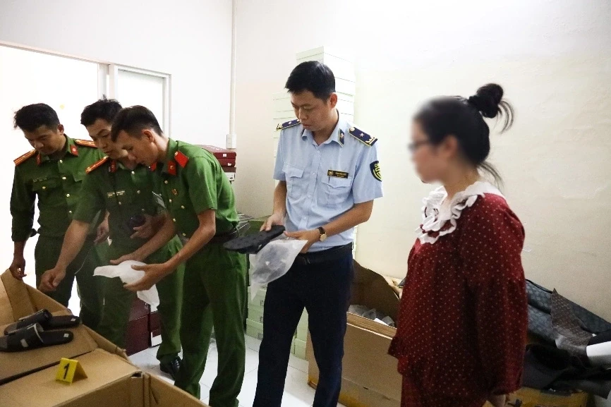 Mua đế, quai, keo dán... sản xuất hàng nghìn đôi dép Hermes, Gucci giả Mua đế, quai, keo dán... sản xuất hàng nghìn đôi dép Hermes, Gucci giả