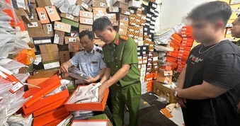 Mua đế, quai, keo dán... sản xuất hàng nghìn đôi dép Hermes, Gucci giả