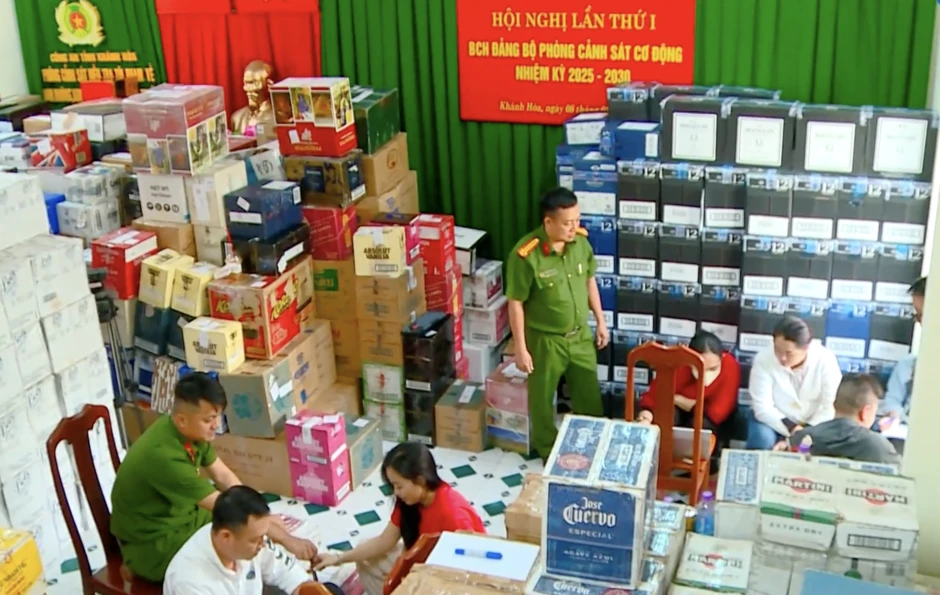 Mua hàng chục nghìn chai rượu lậu, dán tem giả bán ra thị trường Mua hàng chục nghìn chai rượu lậu, dán tem giả bán ra thị trường